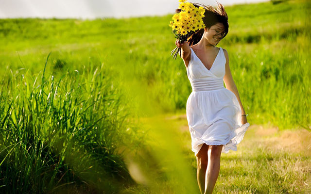Девушка в белом платье на поле, Картинки, рисунки красивые