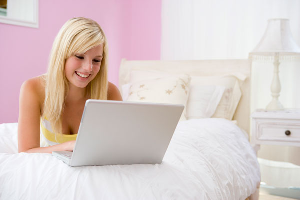 Девушка в постели с ноутбуком, Картинки, рисунки красивые
